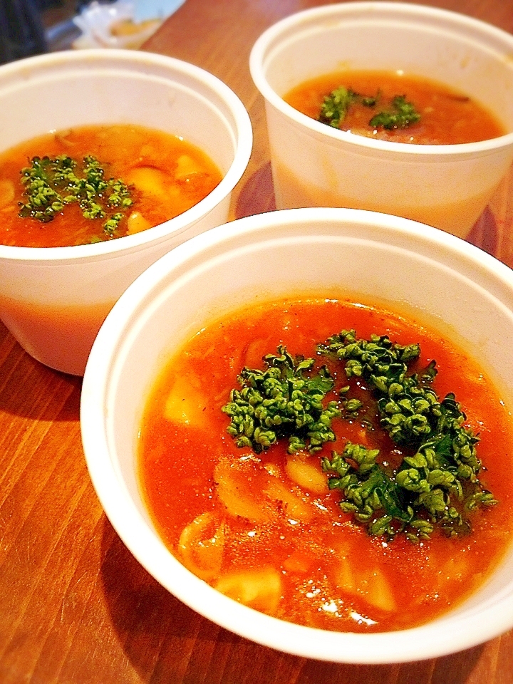 根菜、きのこ、大豆のトマトコンソメスープ