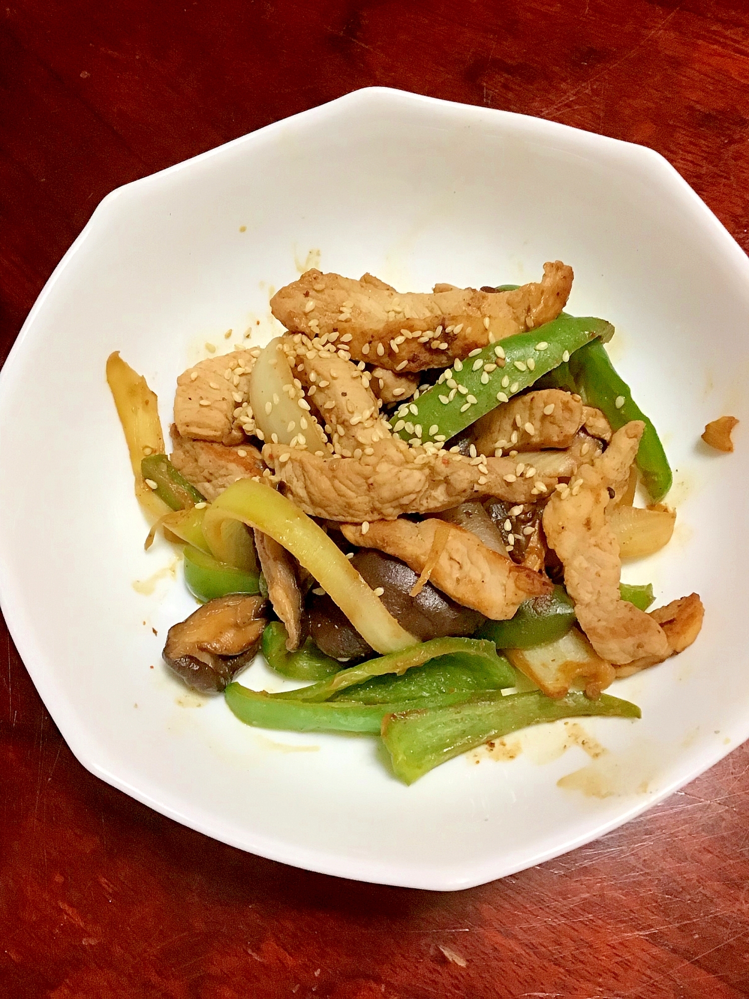 塩麹漬け味付け豚肉とピーマンと椎茸と玉ねぎの炒め物