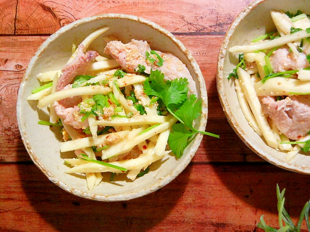 マコモタケと豚コマで　タイ風ピリ辛サラダ