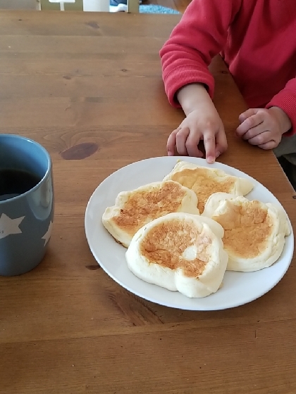 カフェで食べたスフレケーキと同じ食感でした( v^-゜)♪
次はもう少し大きなスフレケーキを焼いてみたいです‼️