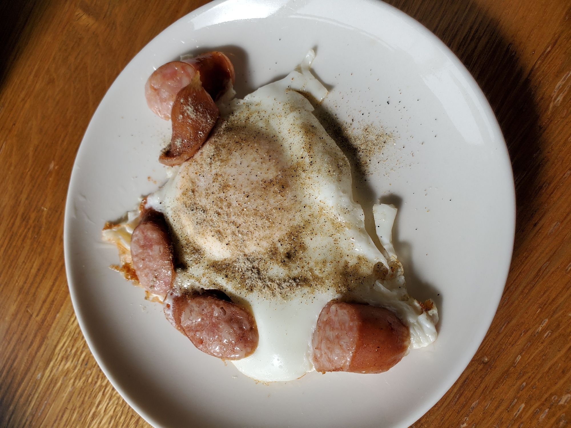 ウインナーの目玉焼きの煮干し粉レモン