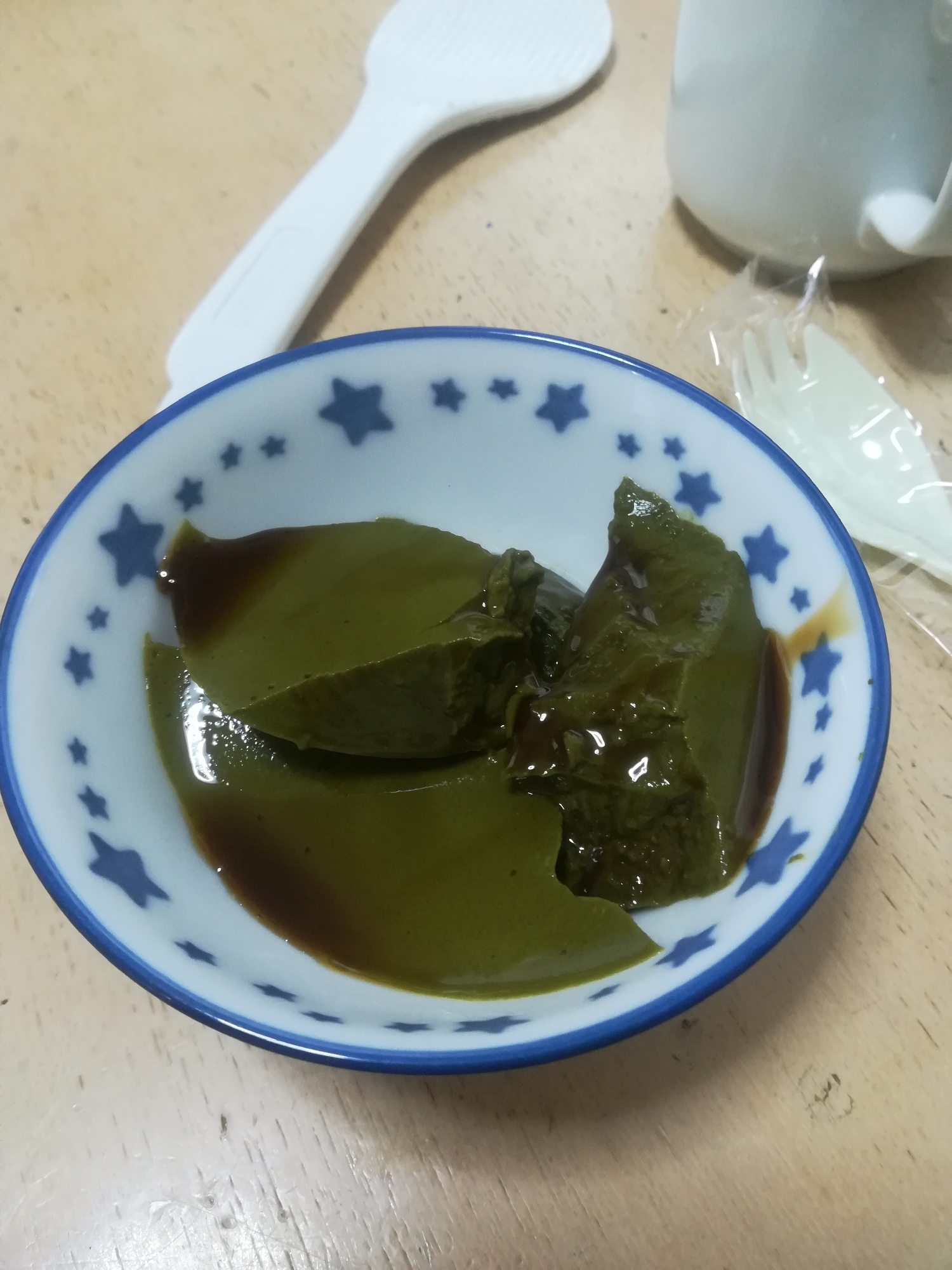 緑茶寒天の黒蜜がけ