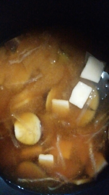 ナスと高野豆腐と細切り寒天の味噌汁