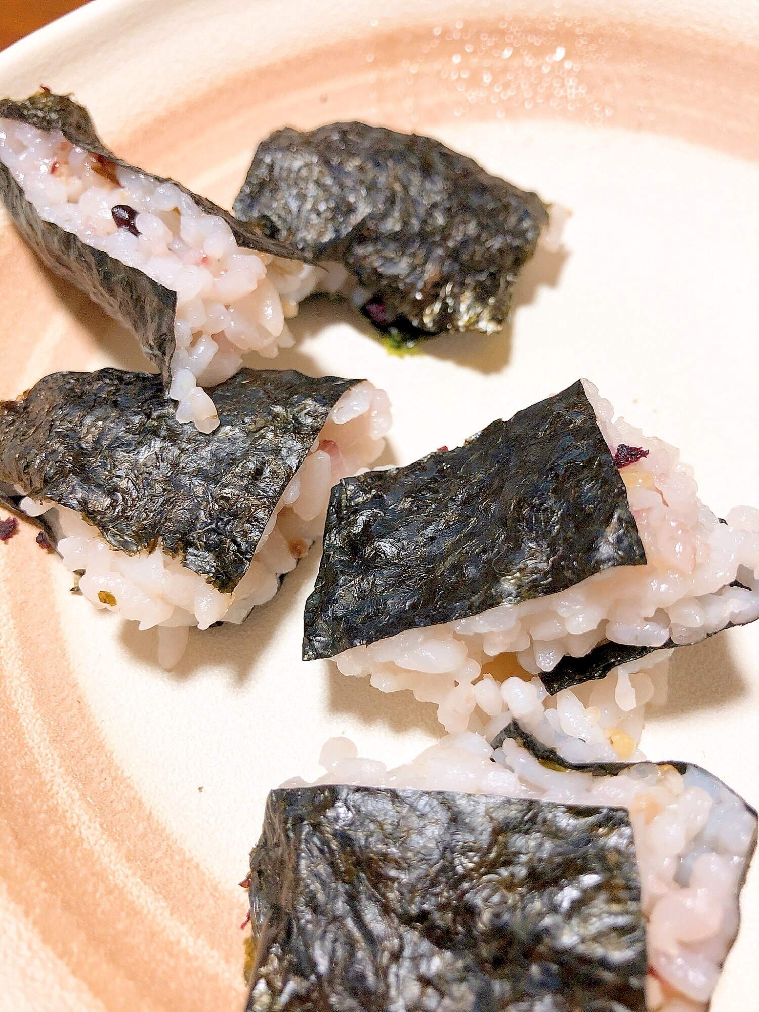チョキチョキおにぎり ゆかりと白ごま挟みおにぎり レシピ 作り方 By ミートソース 楽天レシピ