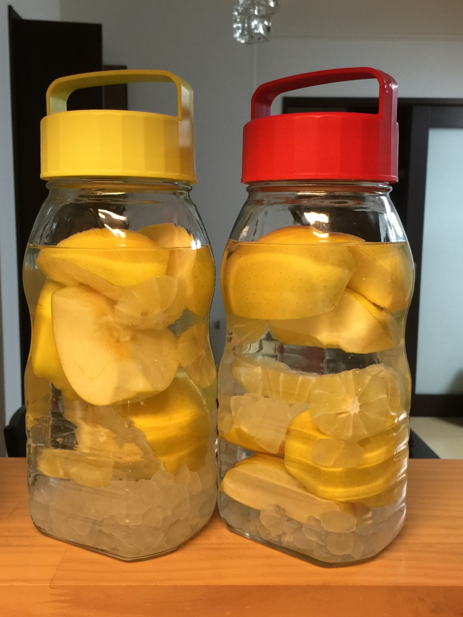 ガラス瓶にりんご酒が漬けてある