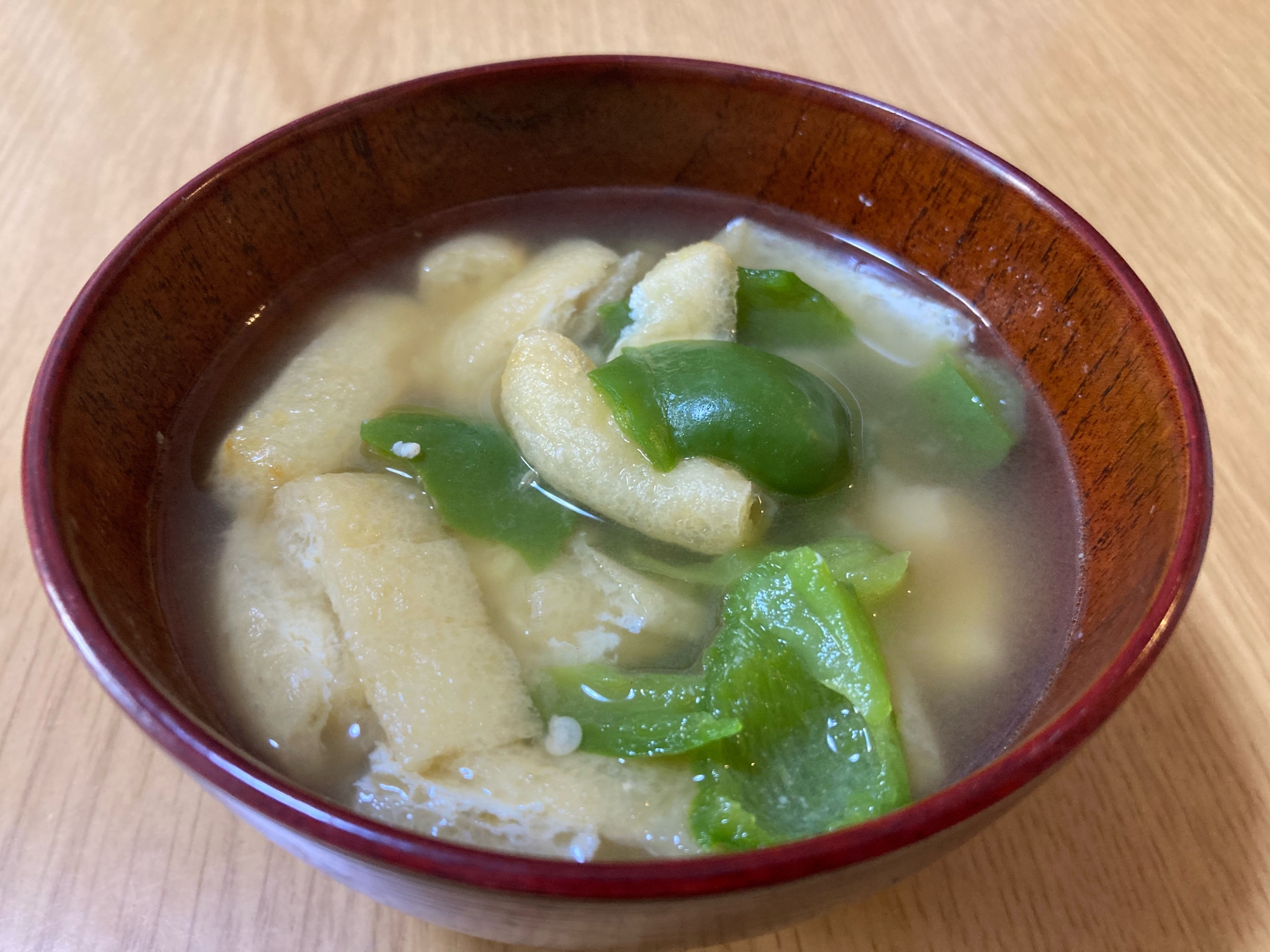 ピーマンと油揚げの味噌汁