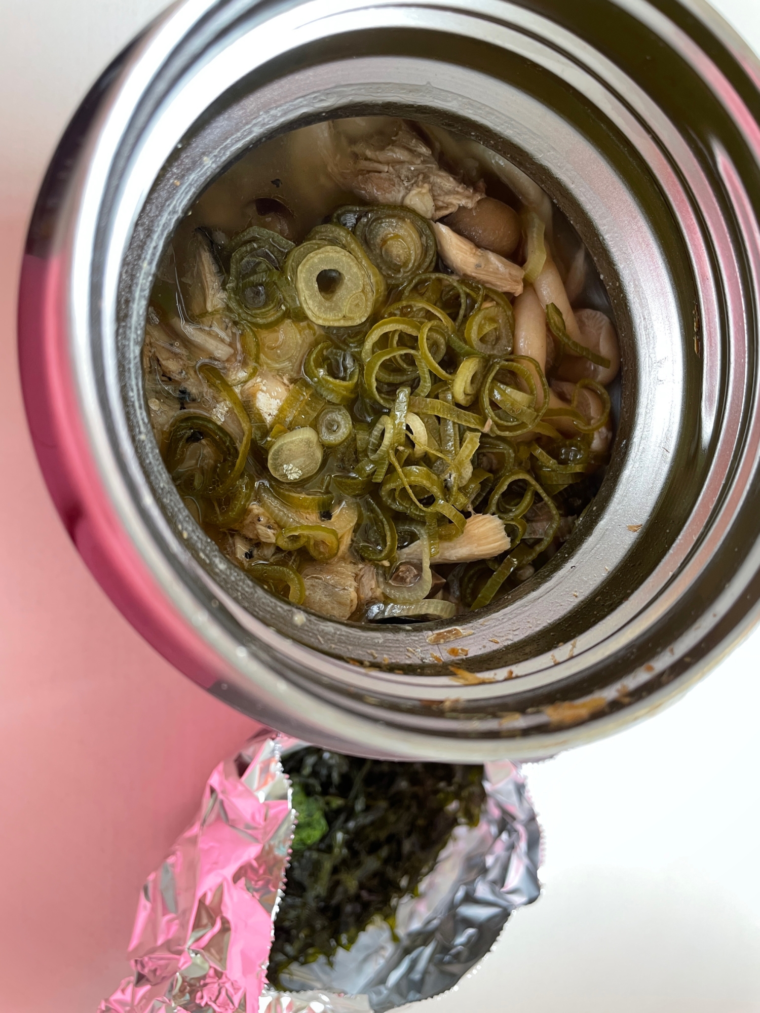 スープジャーに入ったさば缶のオートミール雑炊