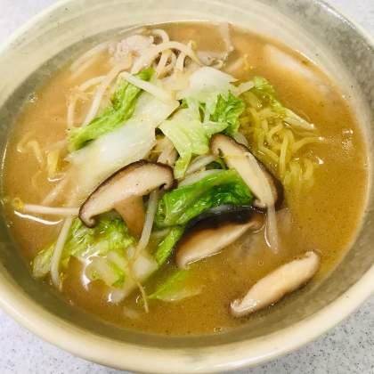 椎茸と白菜、もやしの味噌ラーメン