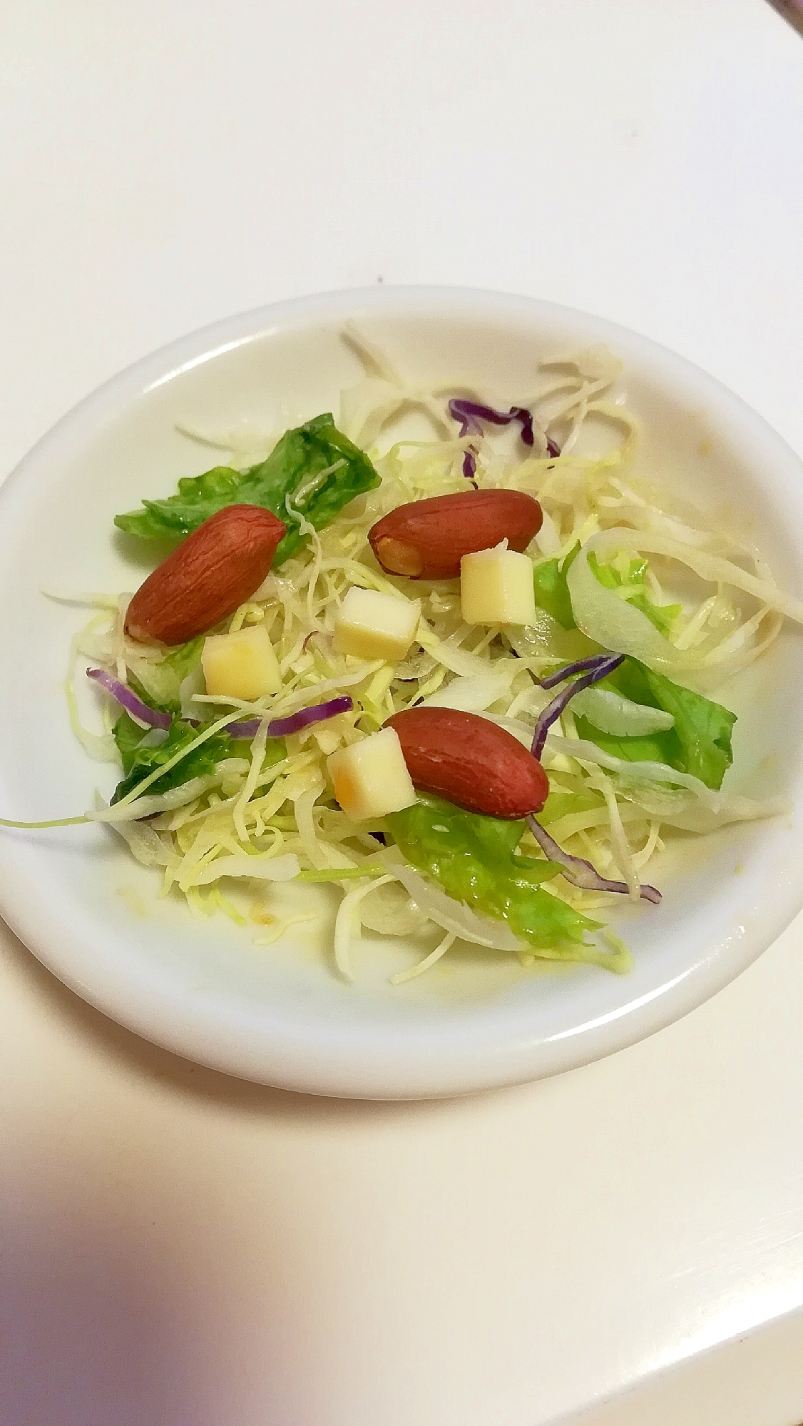 紫キャベツとレタスと落花生とチーズのキャベツサラダ