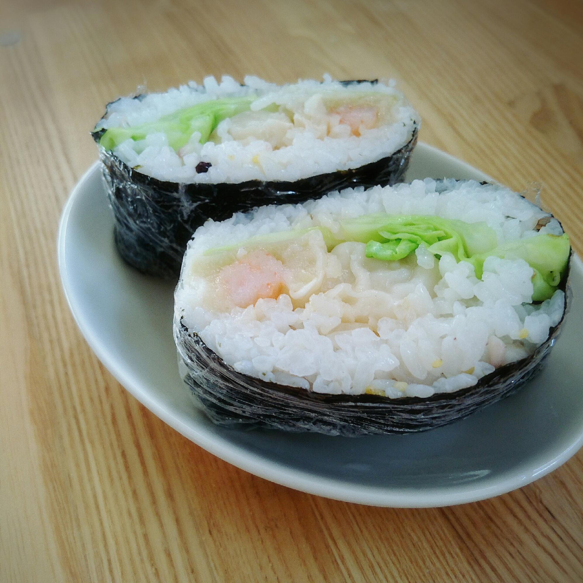 エビ焼売と温キャベツのおにぎらず♪