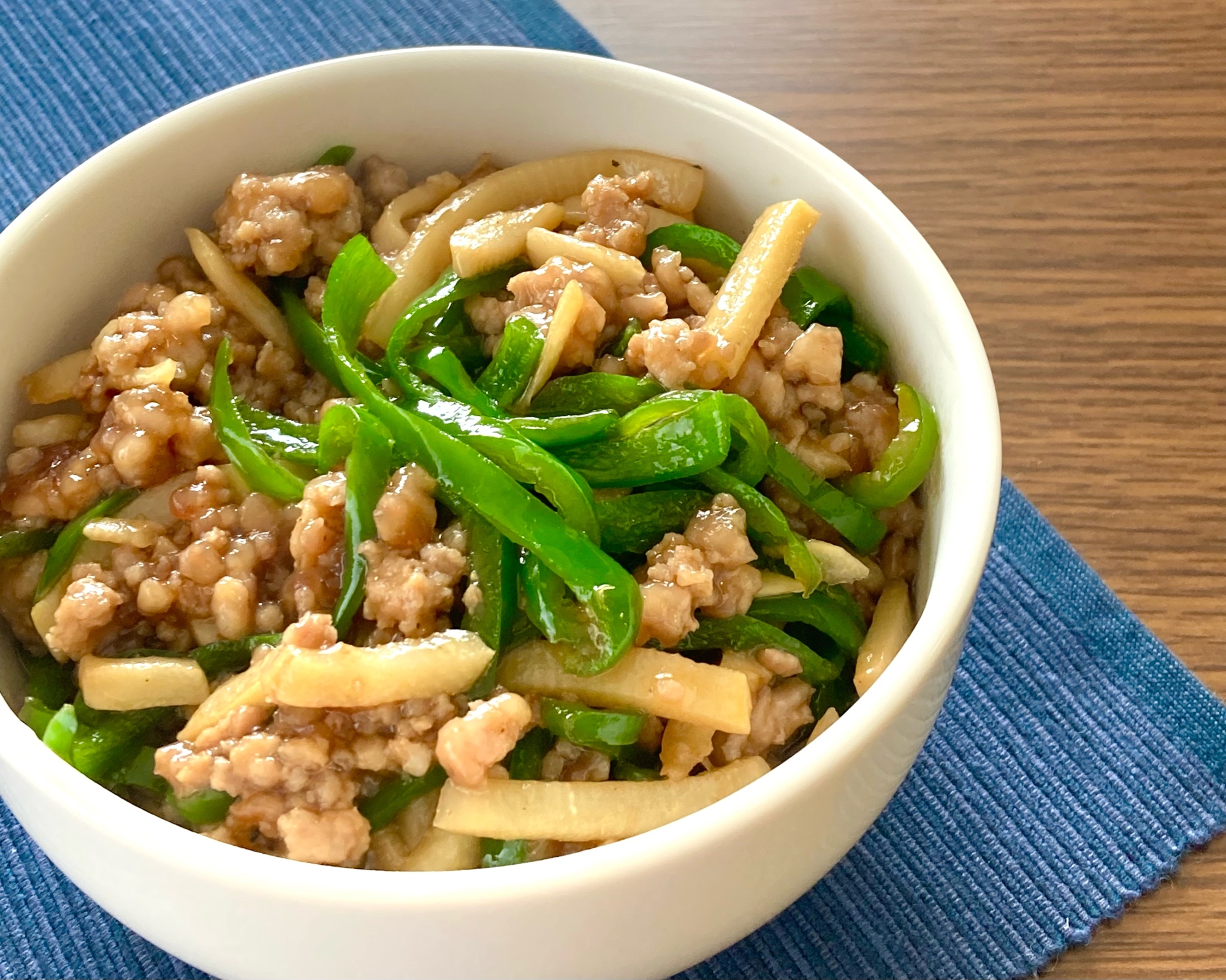 濃いめの味でご飯がすすむ「青椒肉絲」