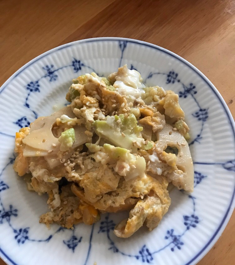 青い花柄の皿に入ったれんこんとカリッコリーの卵炒め
