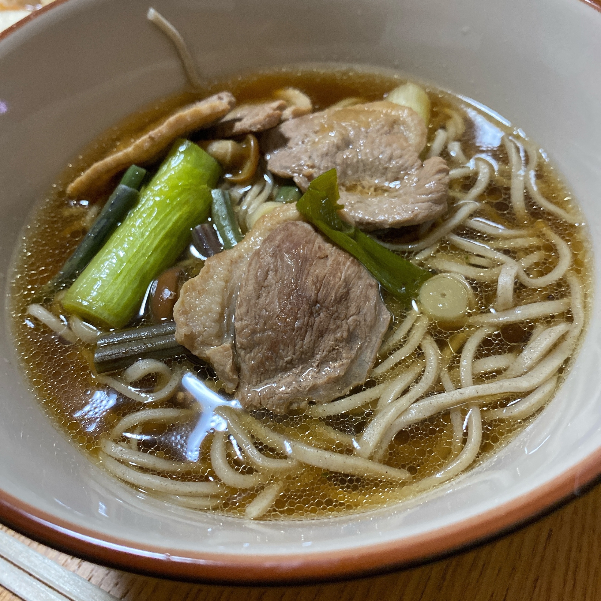 茶色い器に盛り付けられた鴨だしの年越しそば