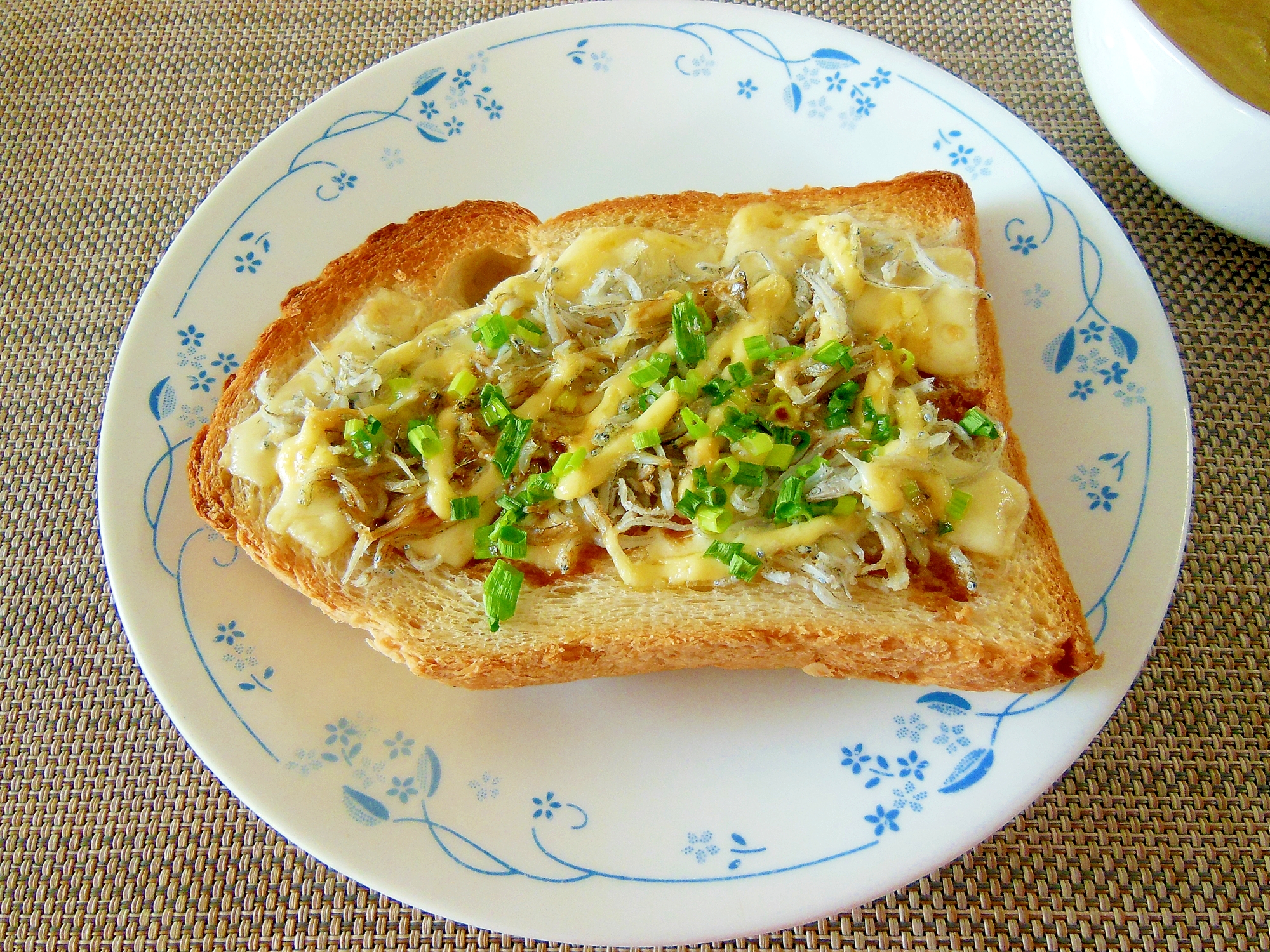 とろけるチーズのしらすトースト(北海道産)