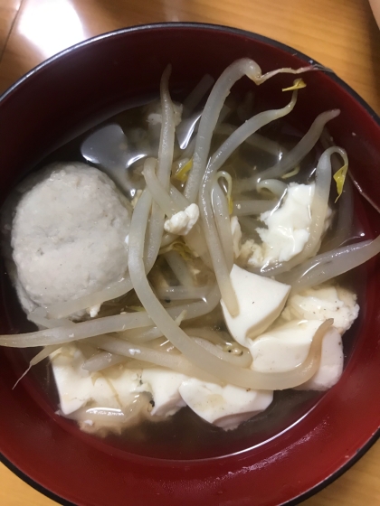 白菜ともやしとわかめと豆腐とつみれの和風スープ