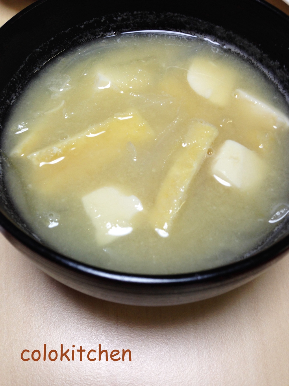 豆腐と油揚げとタマネギの味噌汁