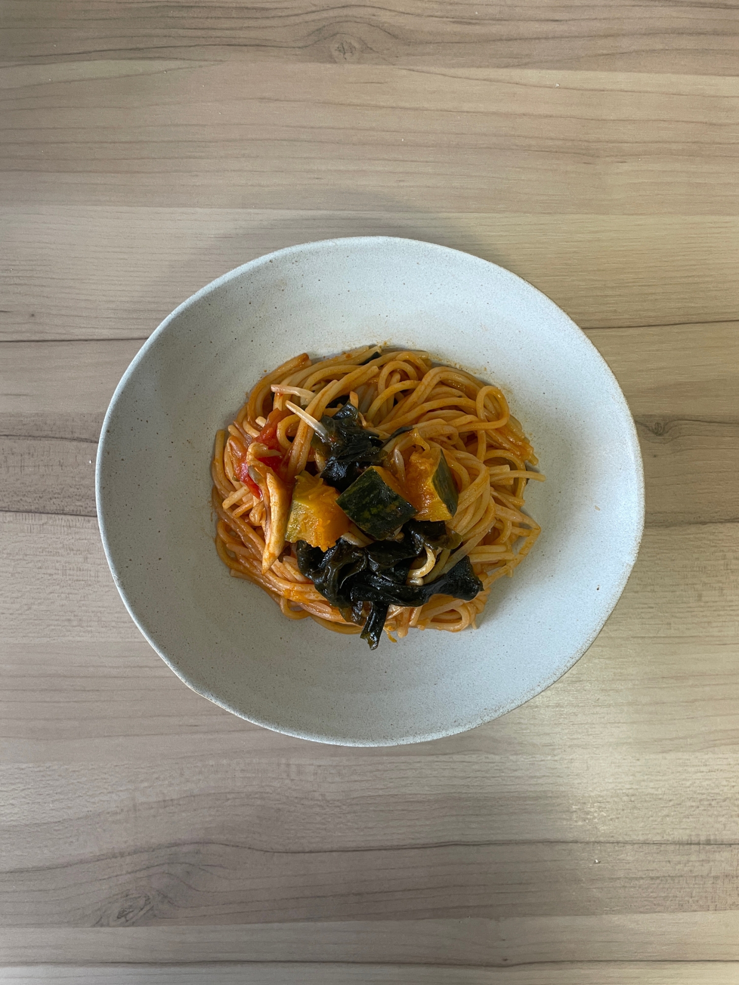 緑豆もやしと南瓜の舞茸わかめトマトパスタ