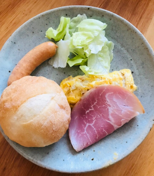 丸パンとツナオムレツの朝ごはん