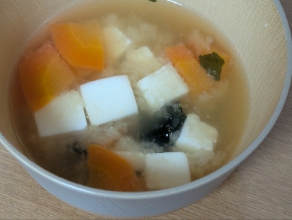 人参と豆腐とわかめのお味噌汁