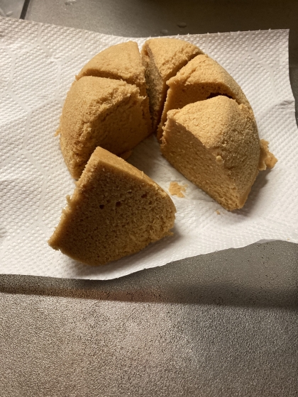 小さなボールで混ぜて
そのまま、レンジでチン！
ひっくり返すと、ポン！と外れました。
孫たちのおやつに完食しました。
また、作りますねー