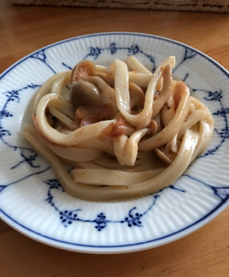 紫玉ねぎとしめじのピリ辛うどん