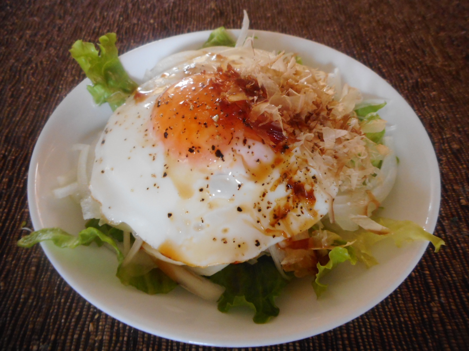 オニオンスライスと目玉焼きの和風サラダ