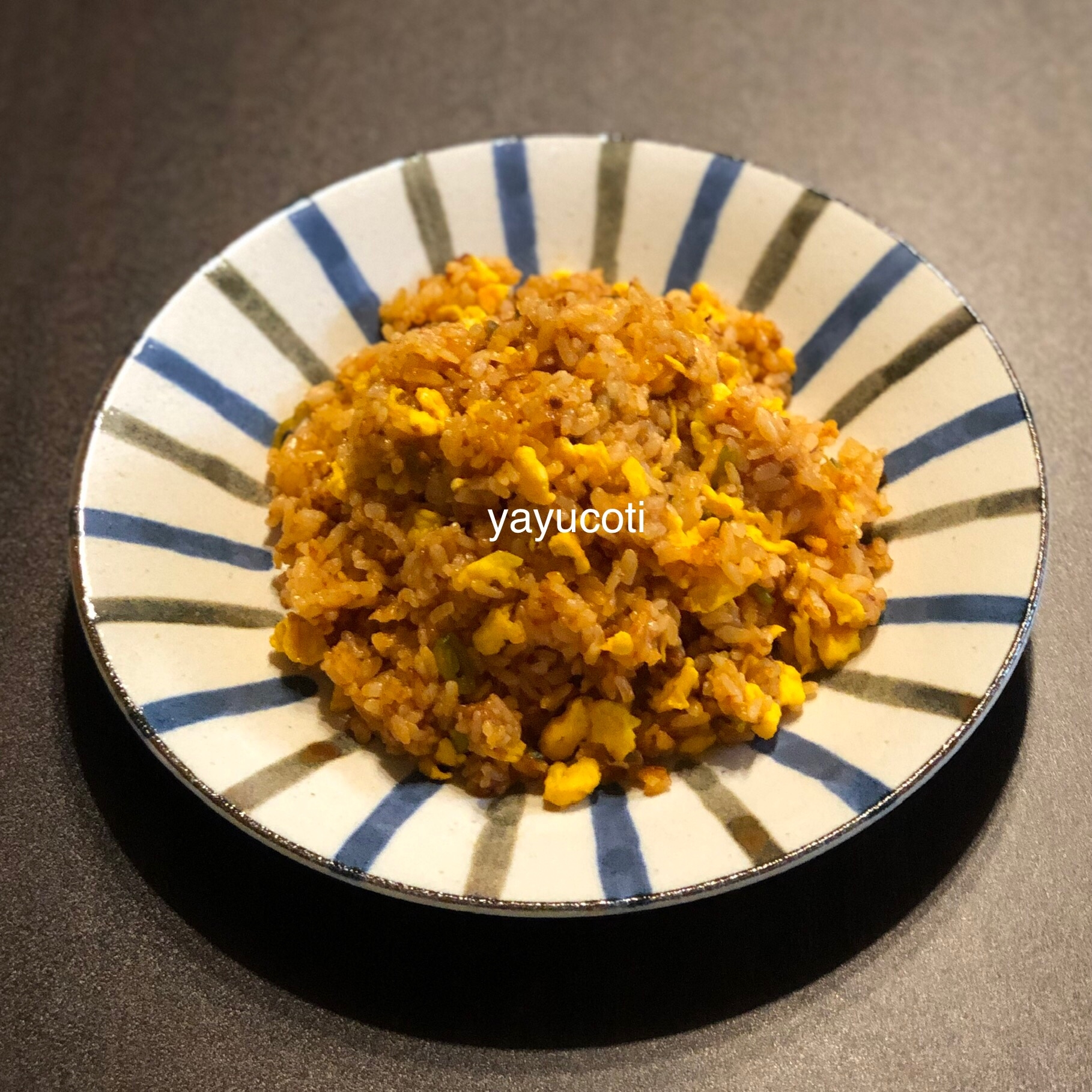 鶏ひき肉と炒り卵で時短!オムライス風チキンライス