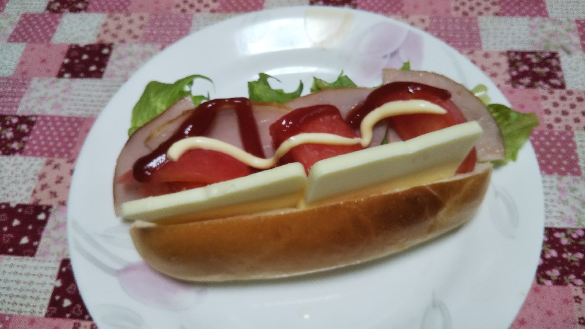 チーズとトマトとハムとレタスのホットドッグ☆