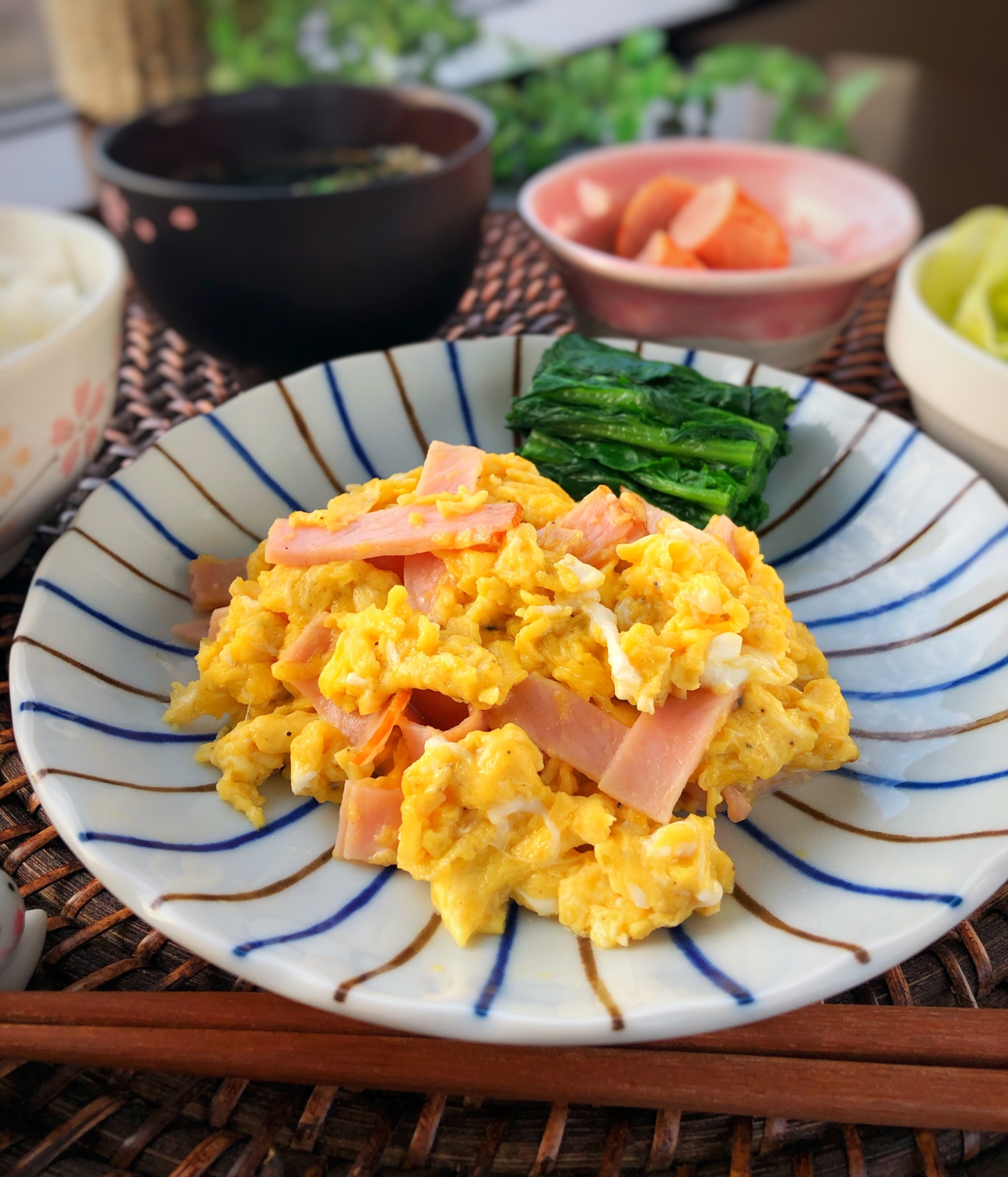 ご飯のお供♪ハム(又はベーコン)の炒り卵