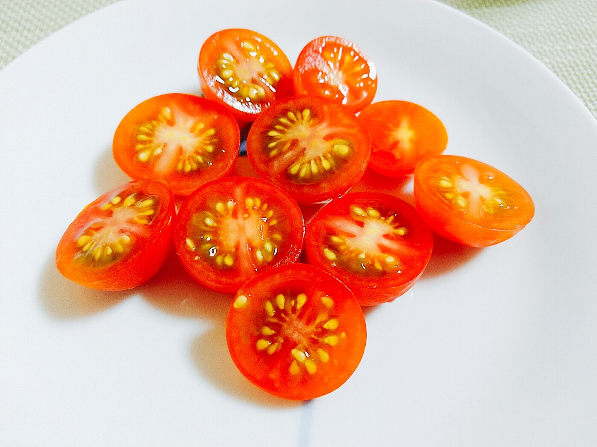 果汁がたっぷり出るミニトマトの切り方 レシピ 作り方 By めがねのしし 楽天レシピ 果汁がたっぷり出るミニトマトの切り方 レシピ 作り方 By めがねのしし 楽天レシピ