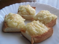 焼き立てだとチーズもとろけておいしく頂きました(^_^)
小さく切ってあるので食べやすかったです。