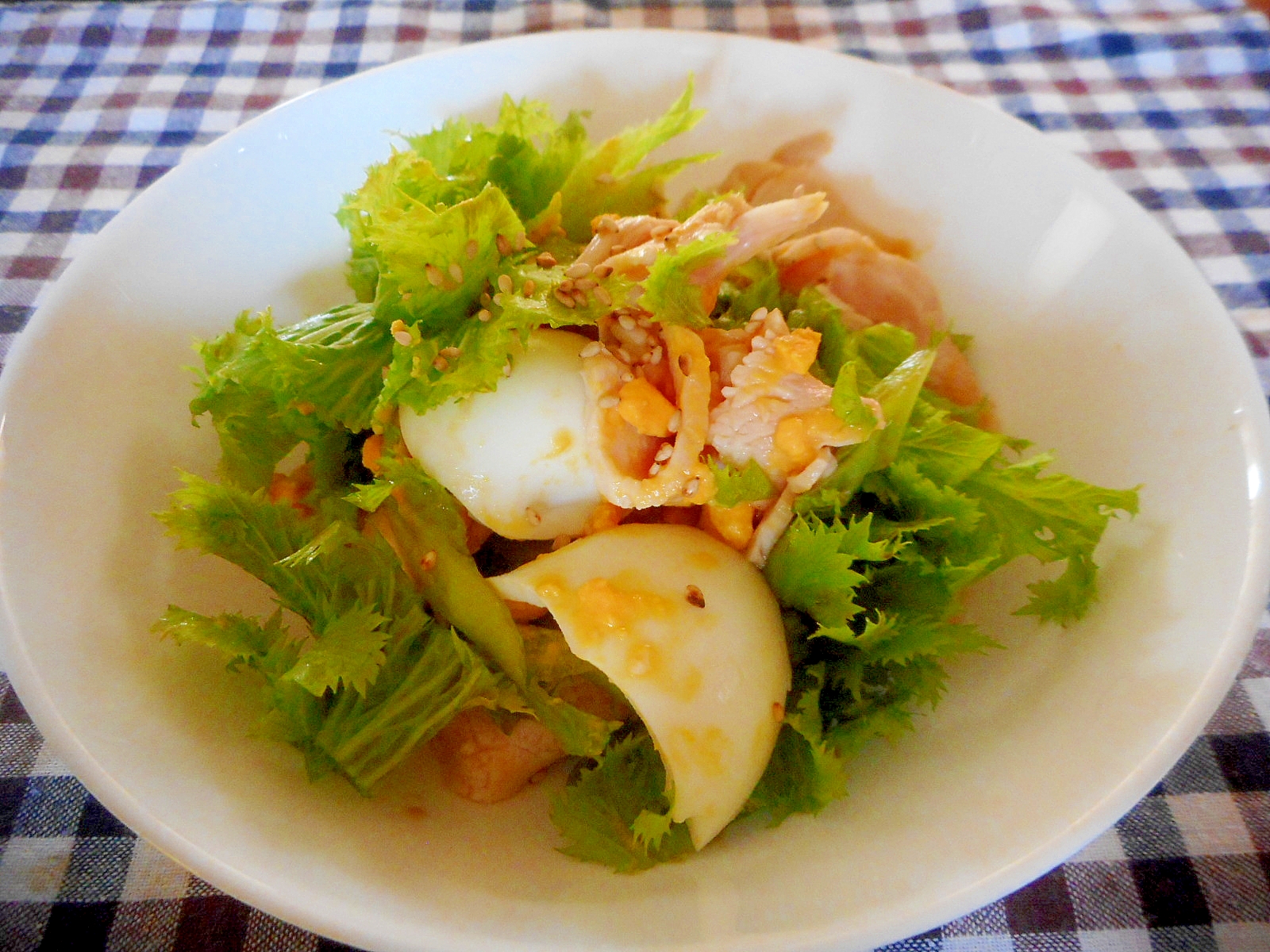 ワサビ菜と鶏ハムゆで卵の中華ドレッシングサラダ