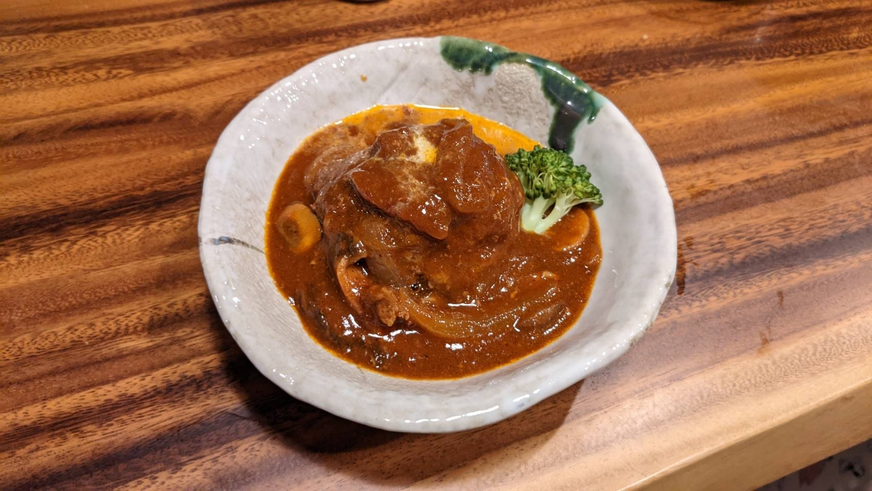 器に盛られた煮込みハンバーグ