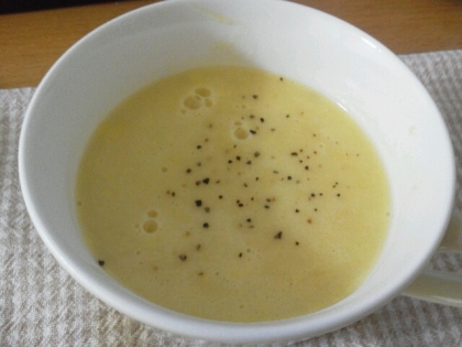 最後にちょこっと胡椒を散らしました～
シンプルで美味しいスープですね♪
缶から作ったのは初で、こんなに簡単とは驚きです！
また作ります(´▽｀)
