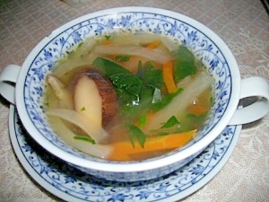 塩麹で大根、人参、椎茸の中華風スープ