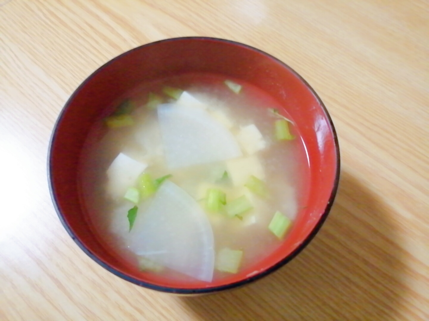 豆腐と大根と大根葉の味噌汁