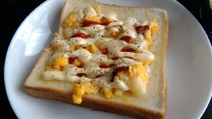 スクランブルエッグとチーズのトースト