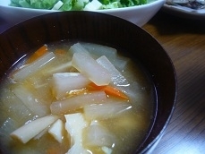 今朝のお味噌汁！　「あり合せ野菜で作ったお味噌汁」