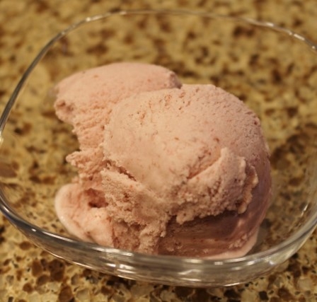 アイスクリームメーカーでストロベリーアイスクリーム