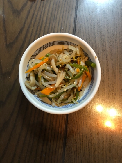 もやしと冷蔵庫にある野菜で作りました(^^)
味がしっかり付いて美味しいです。
家族にも好評でした♡