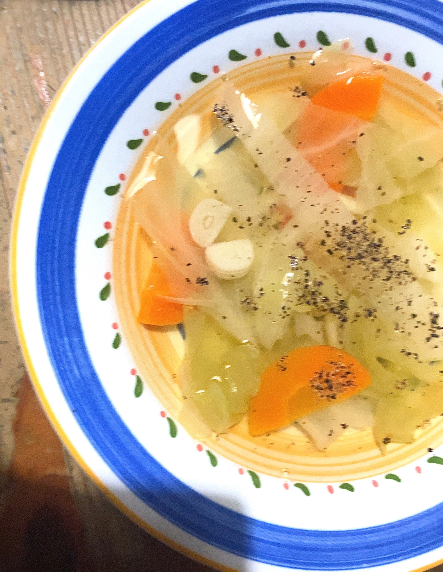 簡単キャベツとにんじんの野菜スープ(o^^o)