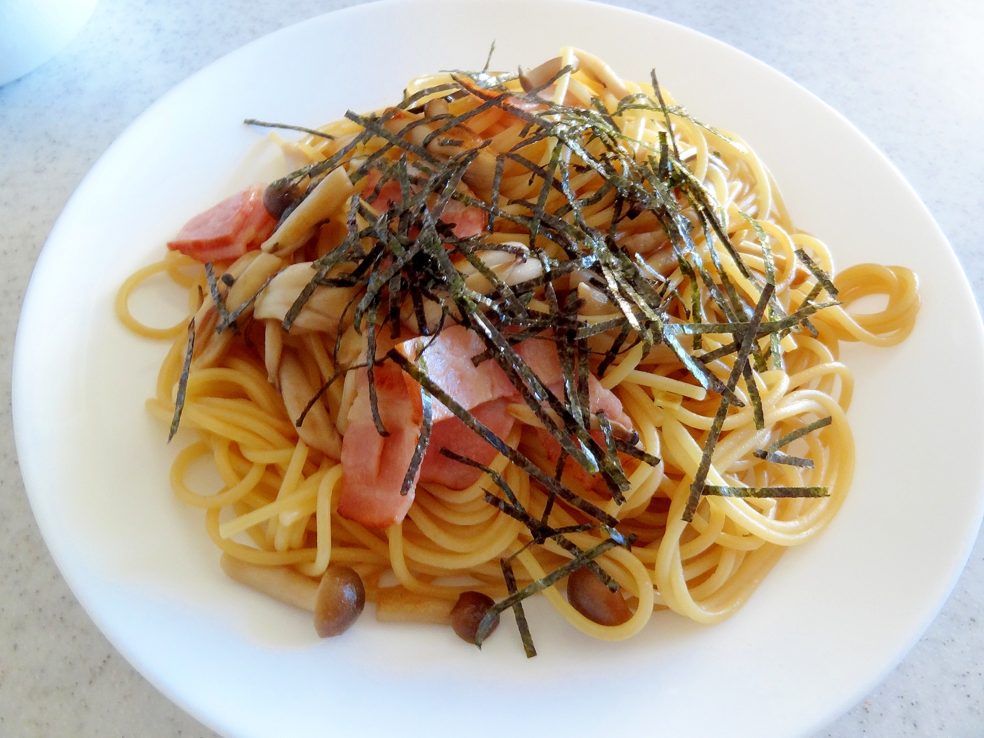 しめじとベーコンのバター醤油パスタ