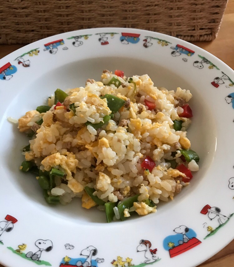 スナップえんどうとパプリカ、大豆ミートのチャーハン