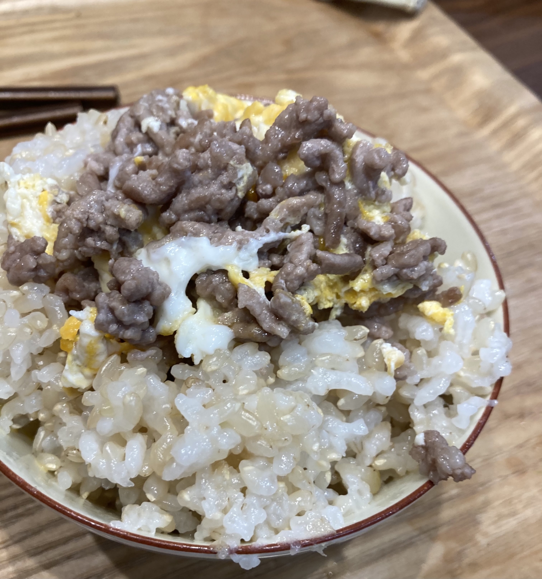 ごま油香る卵のせ、牛ミンチのせの男飯