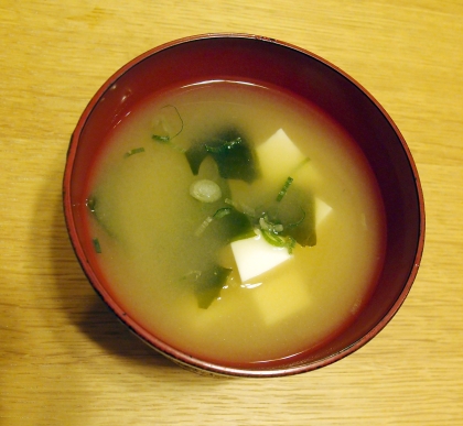 豆腐・ワカメ・ネギの味噌汁