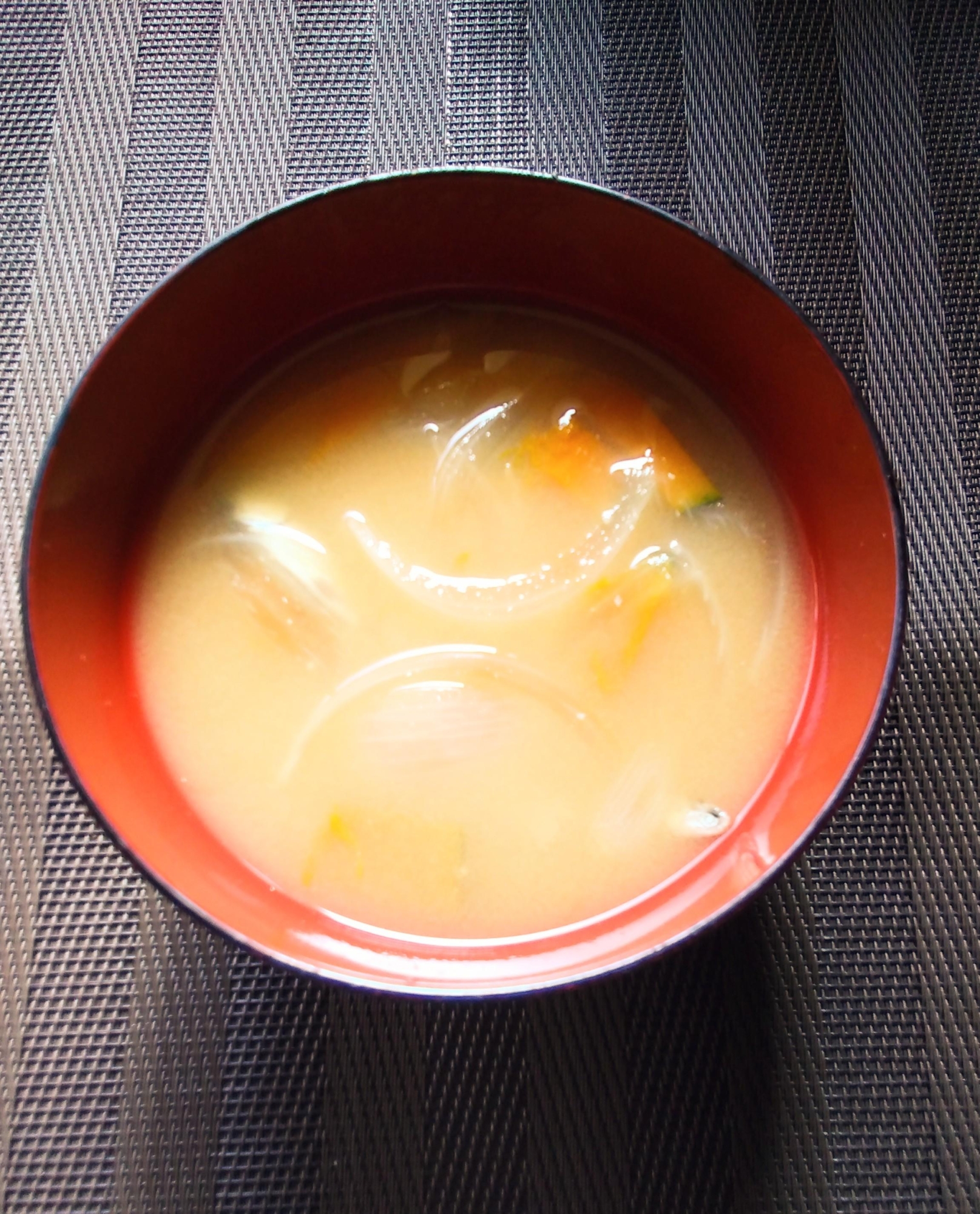 かぼちゃと玉ねぎといりこのみそ汁