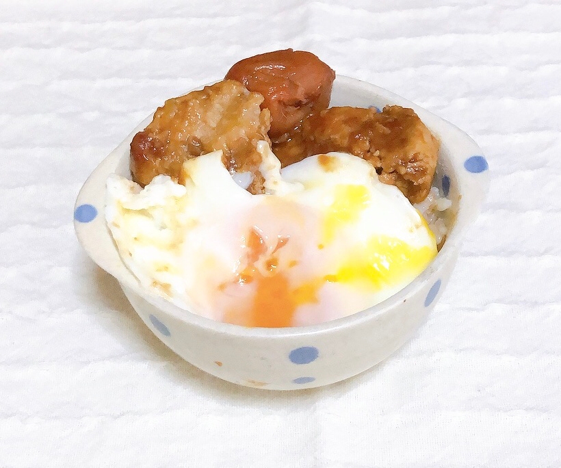 簡単⭐余った鶏肉炒めと目玉焼きのせご飯