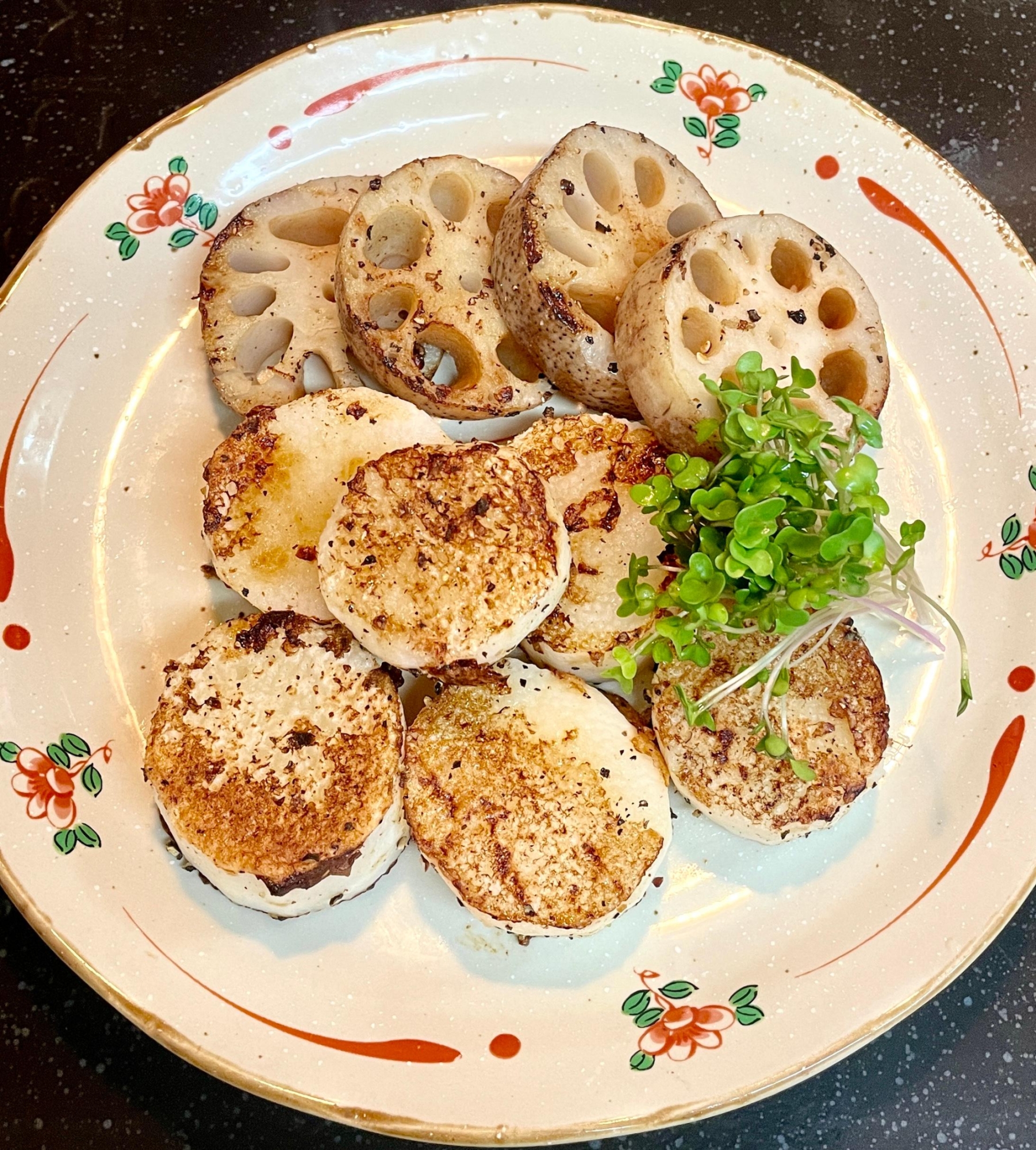 ヘルシーなのに超美味♡レンコンと長芋の塩黒胡椒焼き