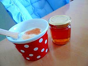 瓶に入った姫りんごジャムと、ドット柄のカップに入ったヨーグルト