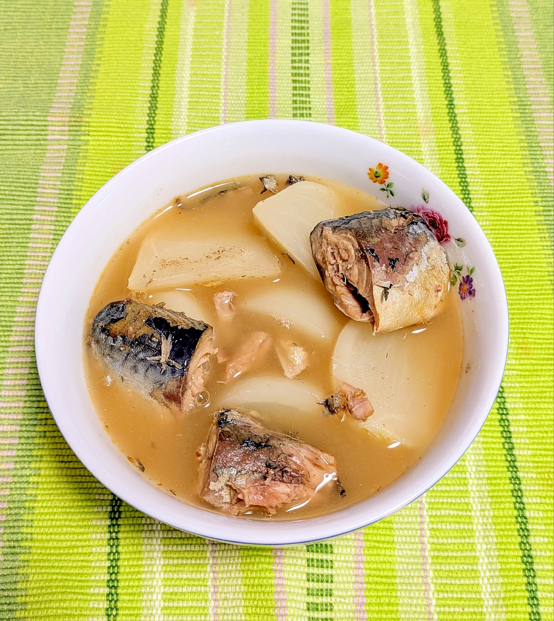 カブとサバ水煮缶の煮物